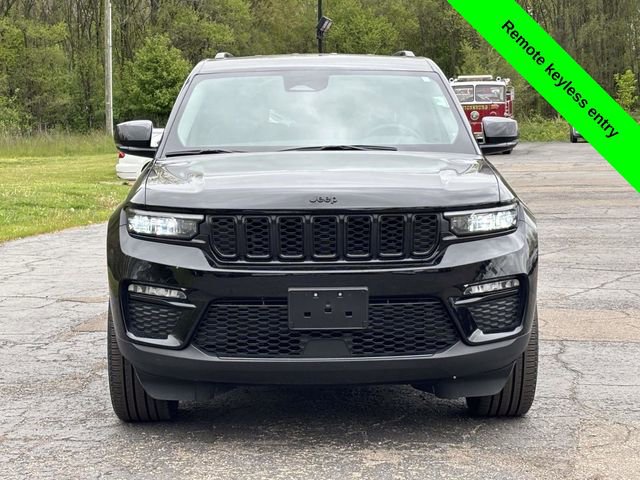 Used 2023 Jeep Grand Cherokee Limited w/ Black Appearance Package AWD/4WD image 30