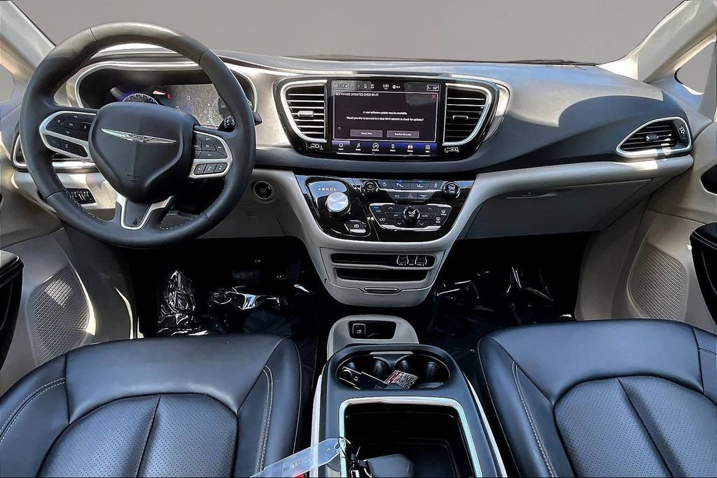 Used 2024 Chrysler Pacifica Touring-L FWD image 7