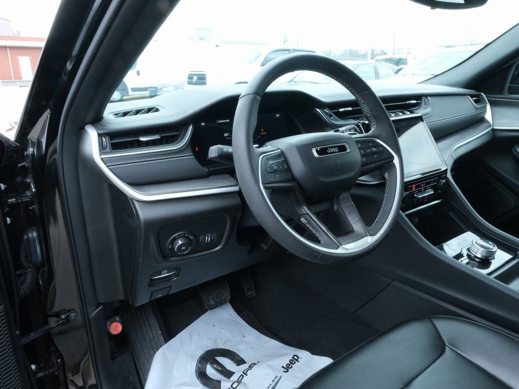 Used 2024 Jeep Grand Cherokee Limited image 7