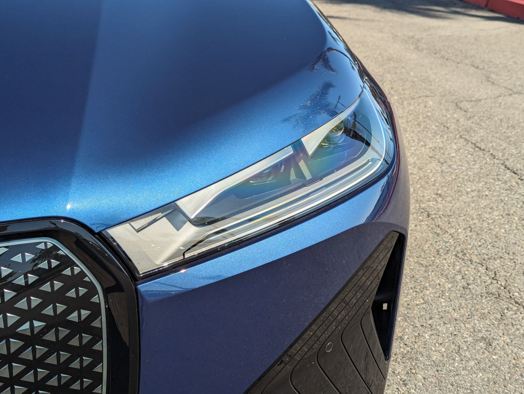 Used 2025 BMW iX xDrive50 w/ Premium Package image 6