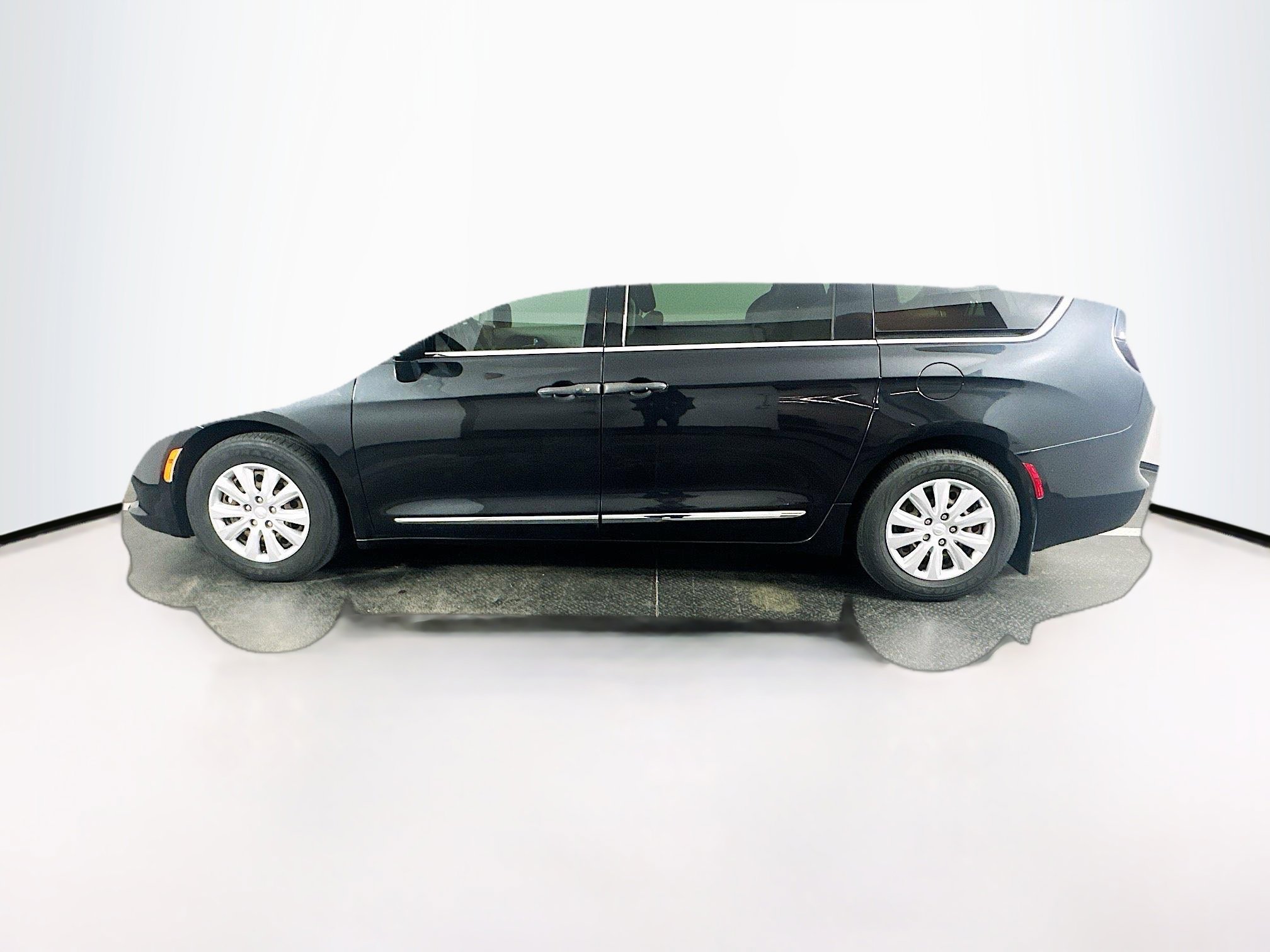 Used 2018 Chrysler Pacifica L image 4