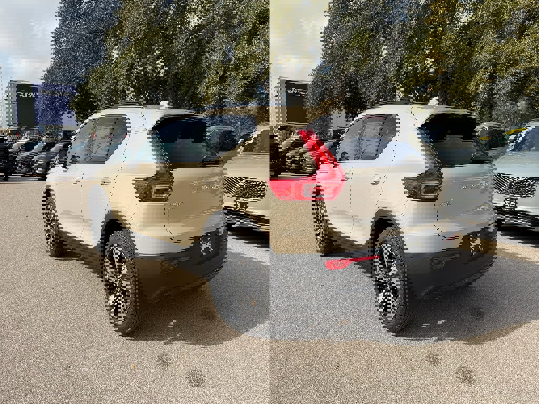 New 2026 Volvo XC40 B5 Plus w/ Climate Package image 4