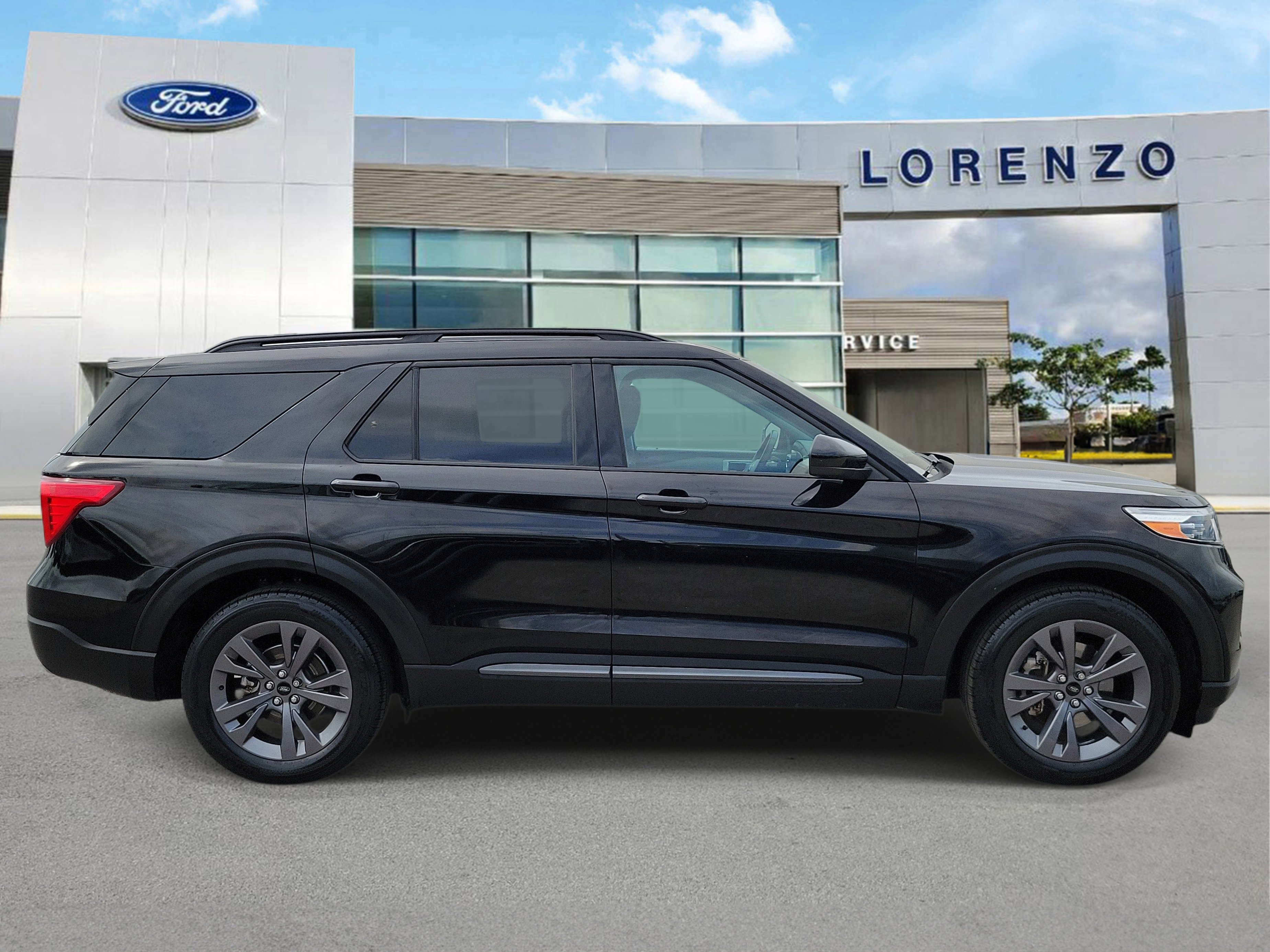 Used 2023 Ford Explorer XLT w/ Equipment Group 202A RWD image 4