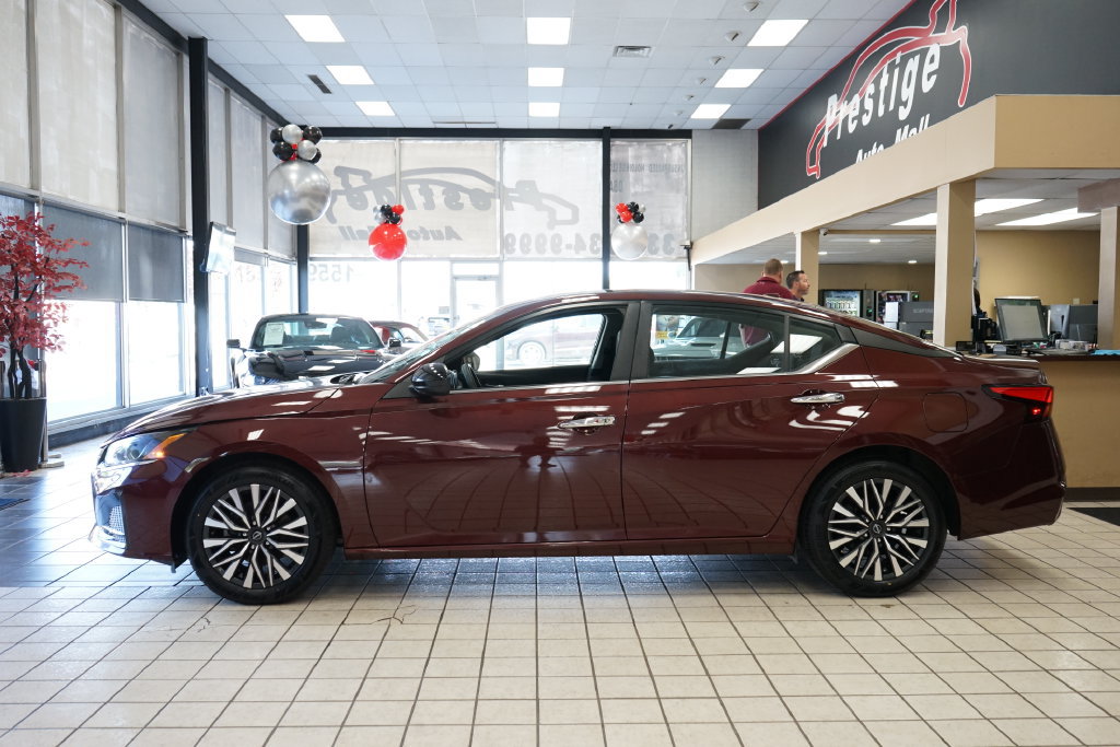 Used 2024 Nissan Altima 2.5 SV FWD image 3