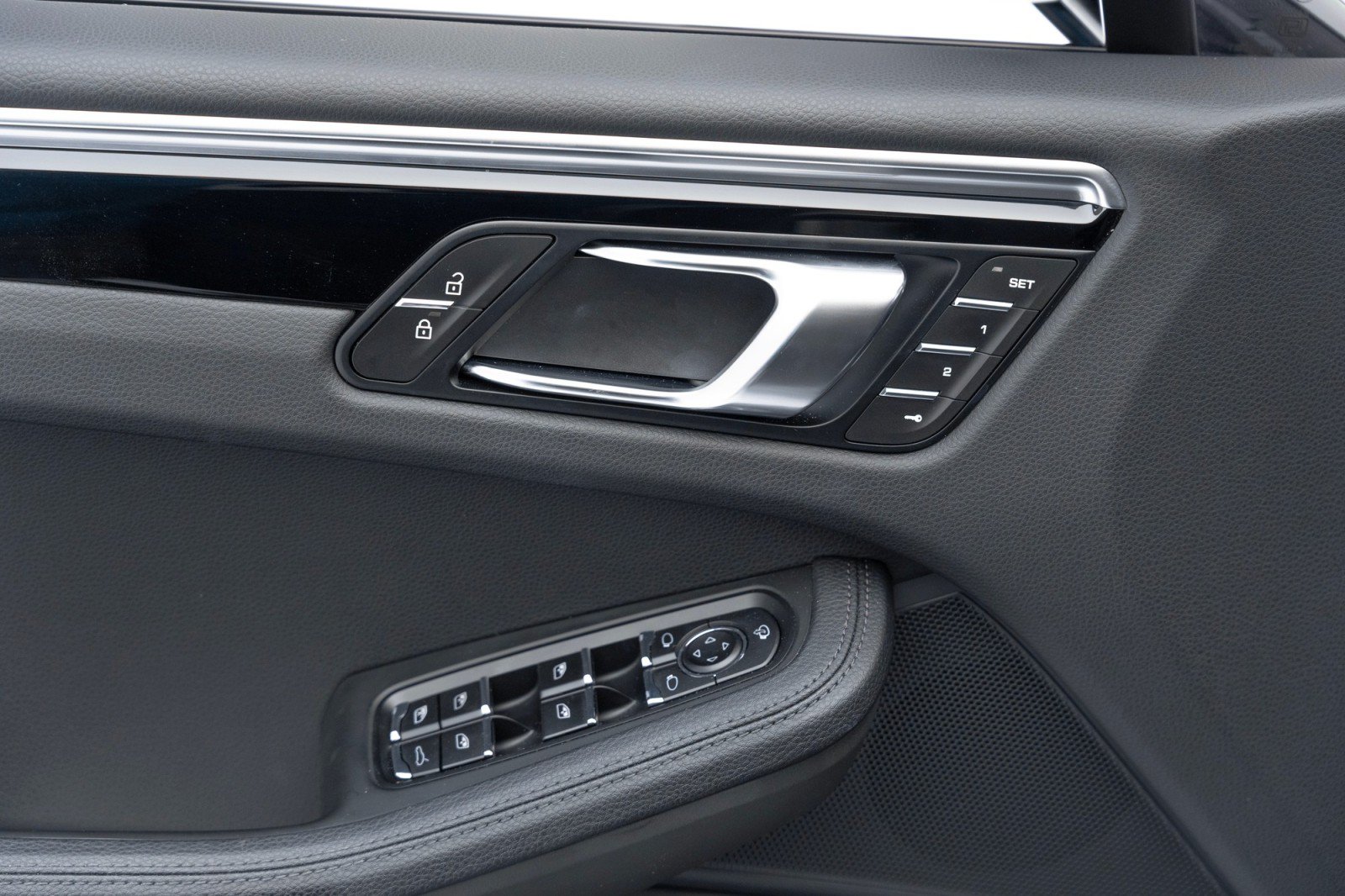 Certified 2024 Porsche Macan AWD/4WD image 18