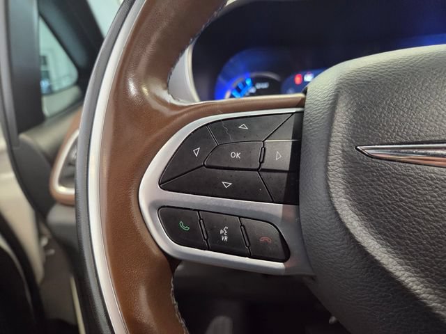 Used 2021 Chrysler Pacifica Limited w/ Uconnect Theater Family Group FWD image 27