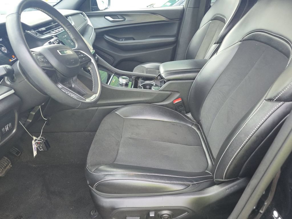Used 2023 Jeep Grand Cherokee Altitude AWD/4WD image 3