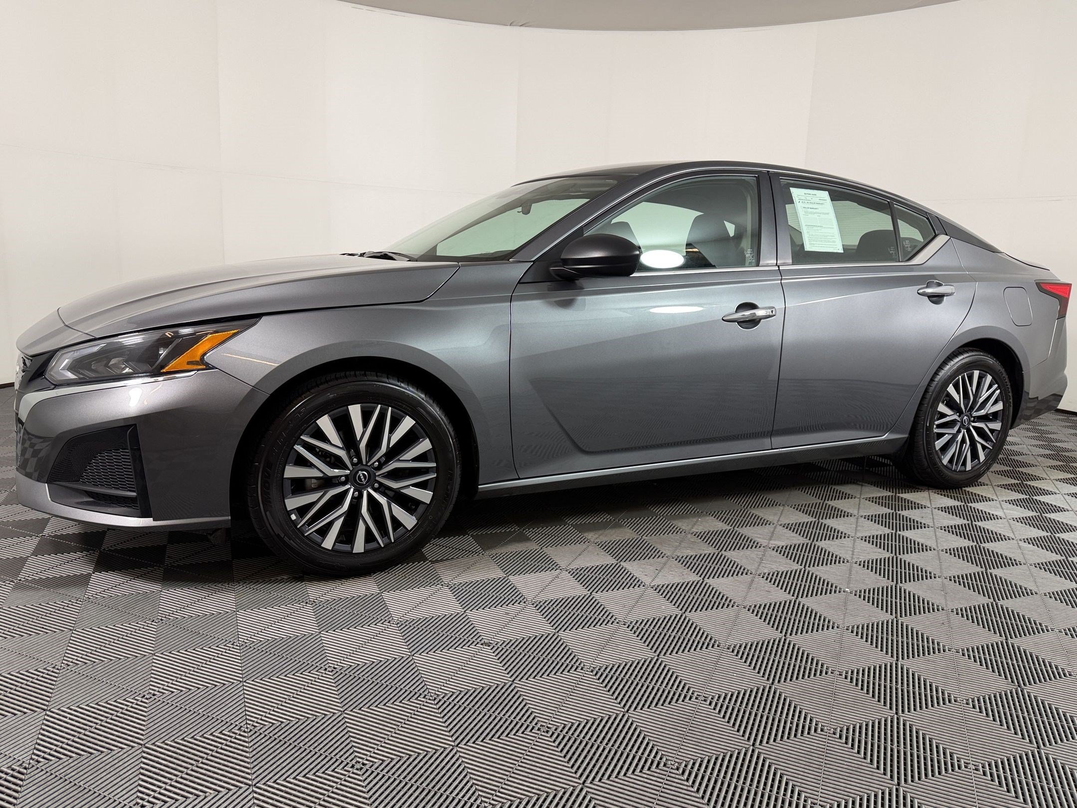 Used 2025 Nissan Altima 2.5 SV FWD image 23