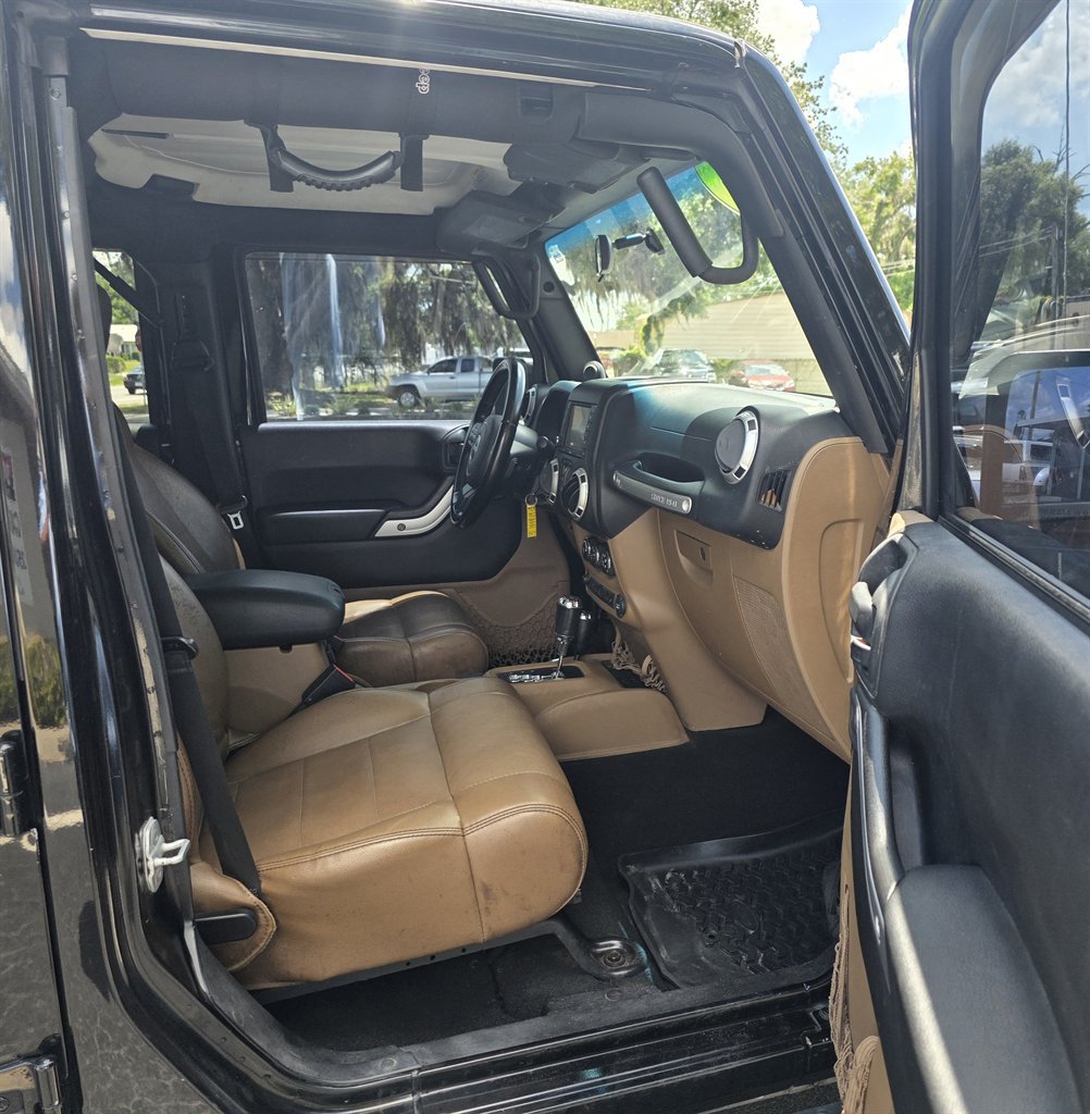 Used 2012 Jeep Wrangler Unlimited Rubicon w/ Connectivity Group AWD/4WD image 26