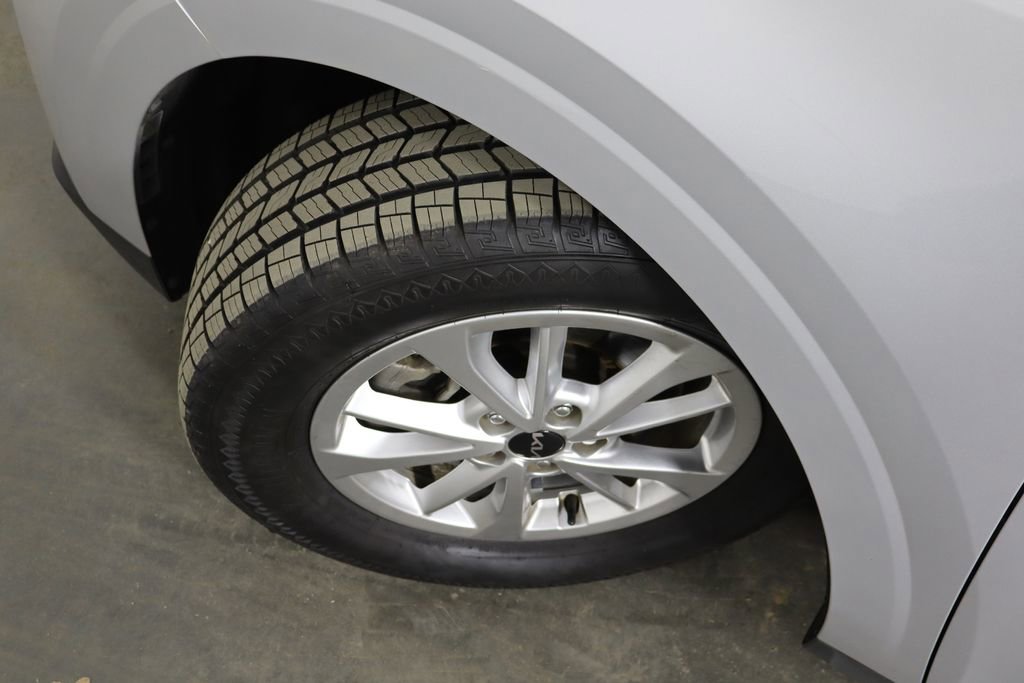 Used 2022 Kia Carnival LX FWD image 40