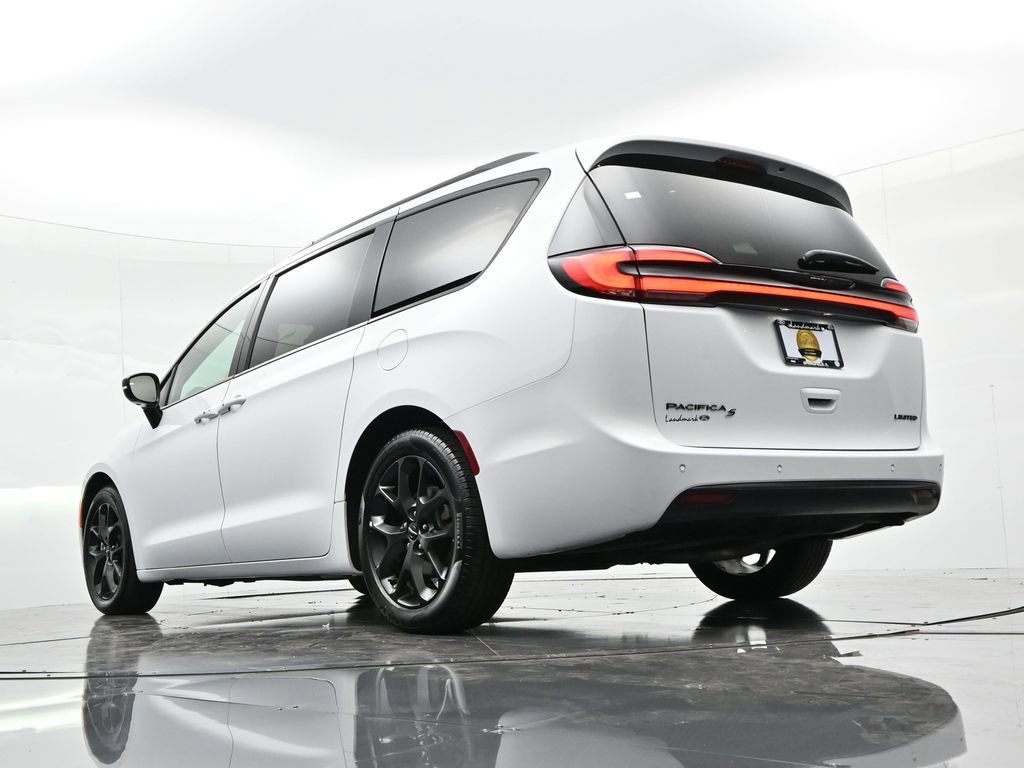 Used 2025 Chrysler Pacifica Limited image 31