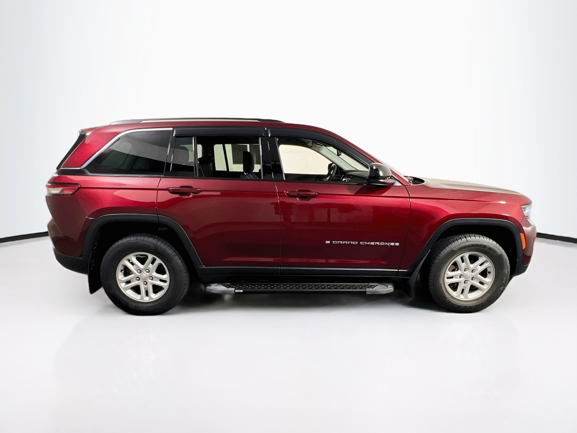 Used 2023 Jeep Grand Cherokee Laredo w/ Luxury Tech Group I AWD/4WD image 4
