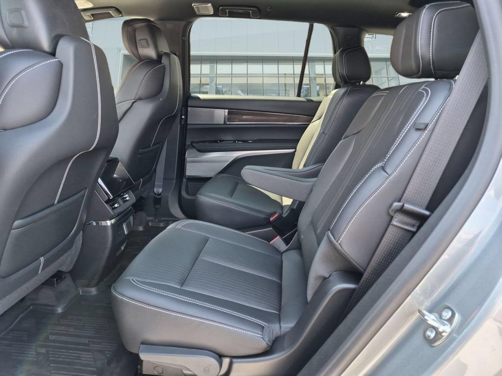 New 2027 Cadillac Vistiq Sport w/ LPO, Floor Liner Package AWD/4WD image 12