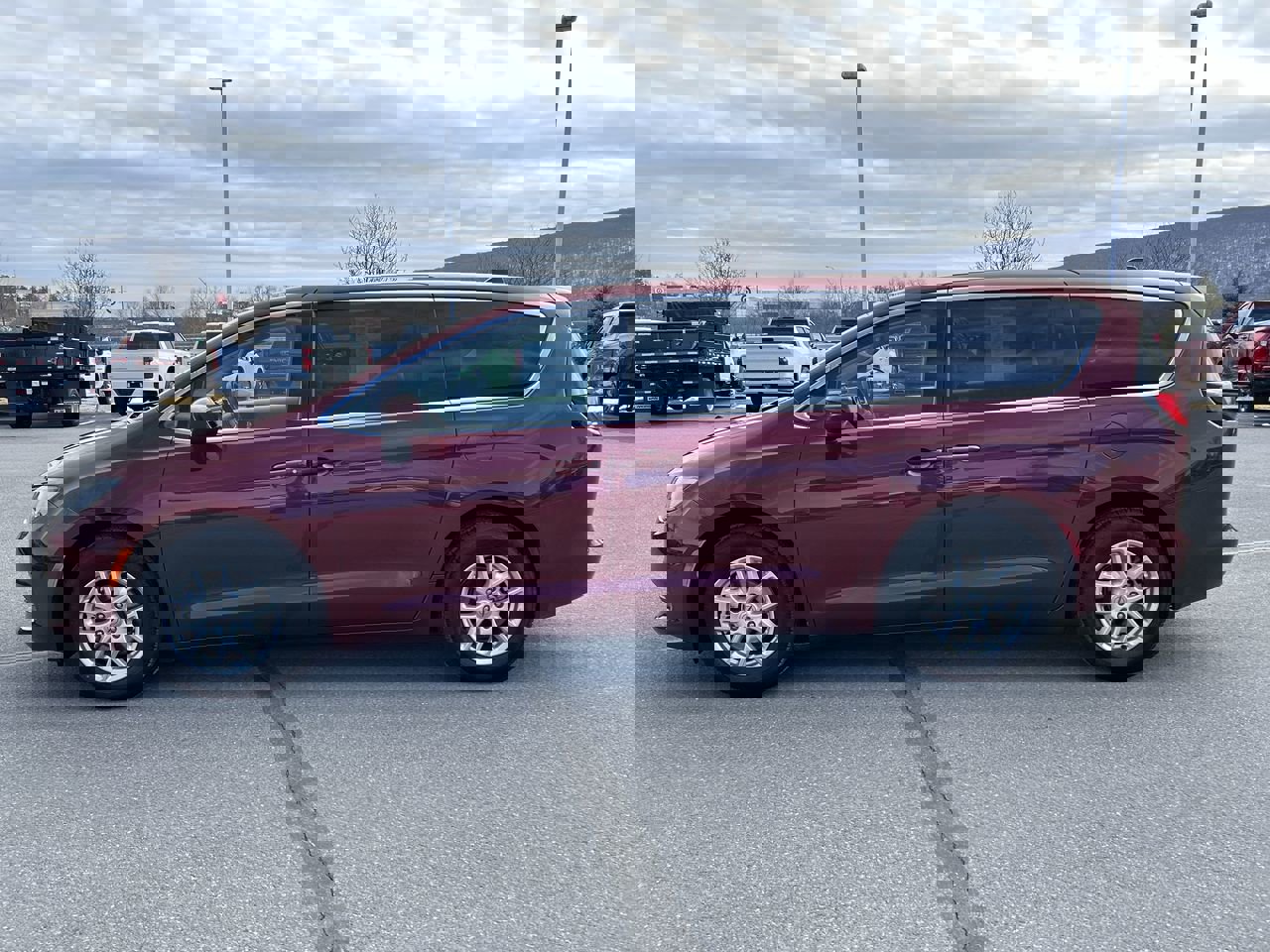 Used 2023 Chrysler Voyager LX image 4