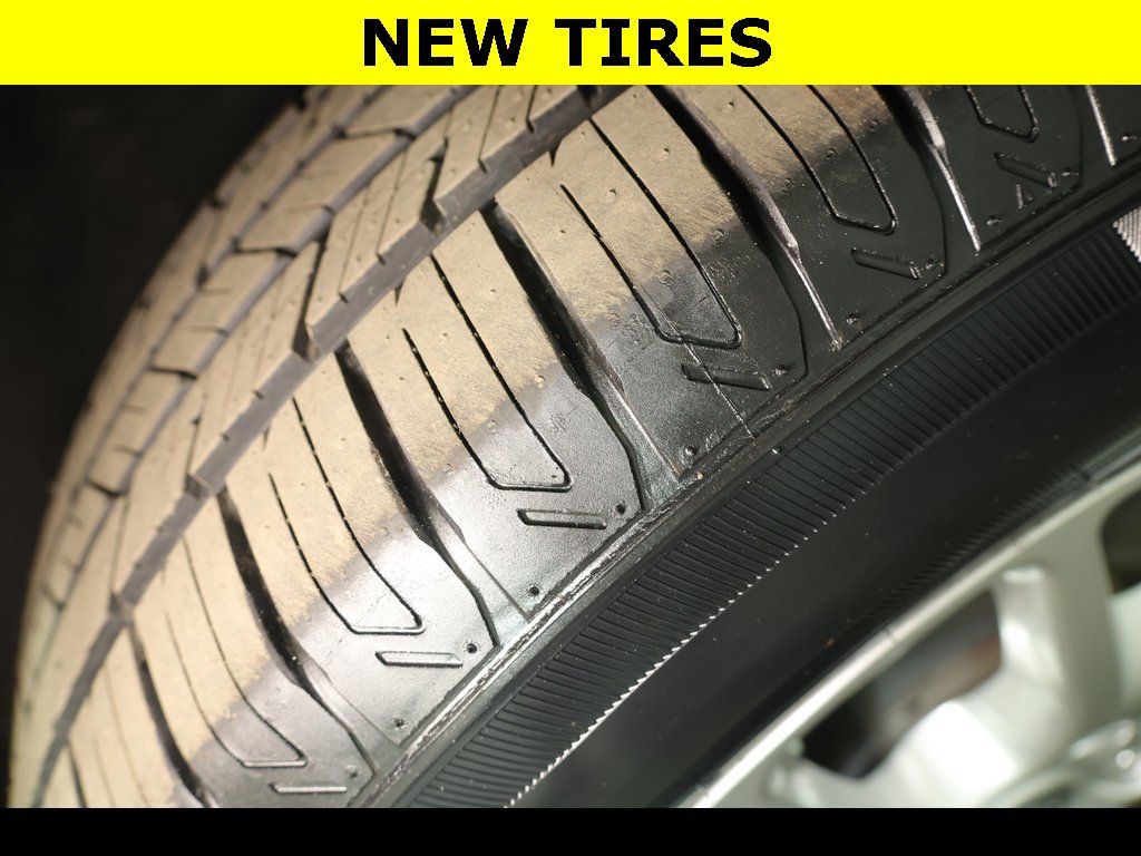 Used 2024 Chrysler Pacifica Touring-L image 5