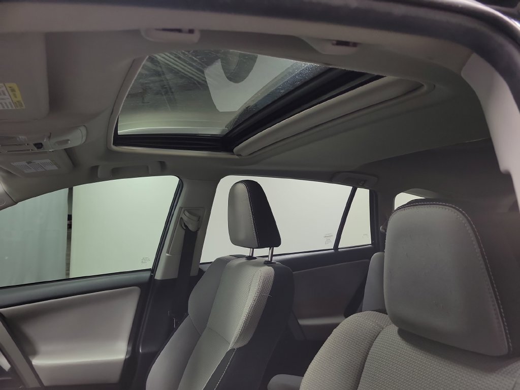 Used 2018 Toyota RAV4 XLE AWD/4WD image 16
