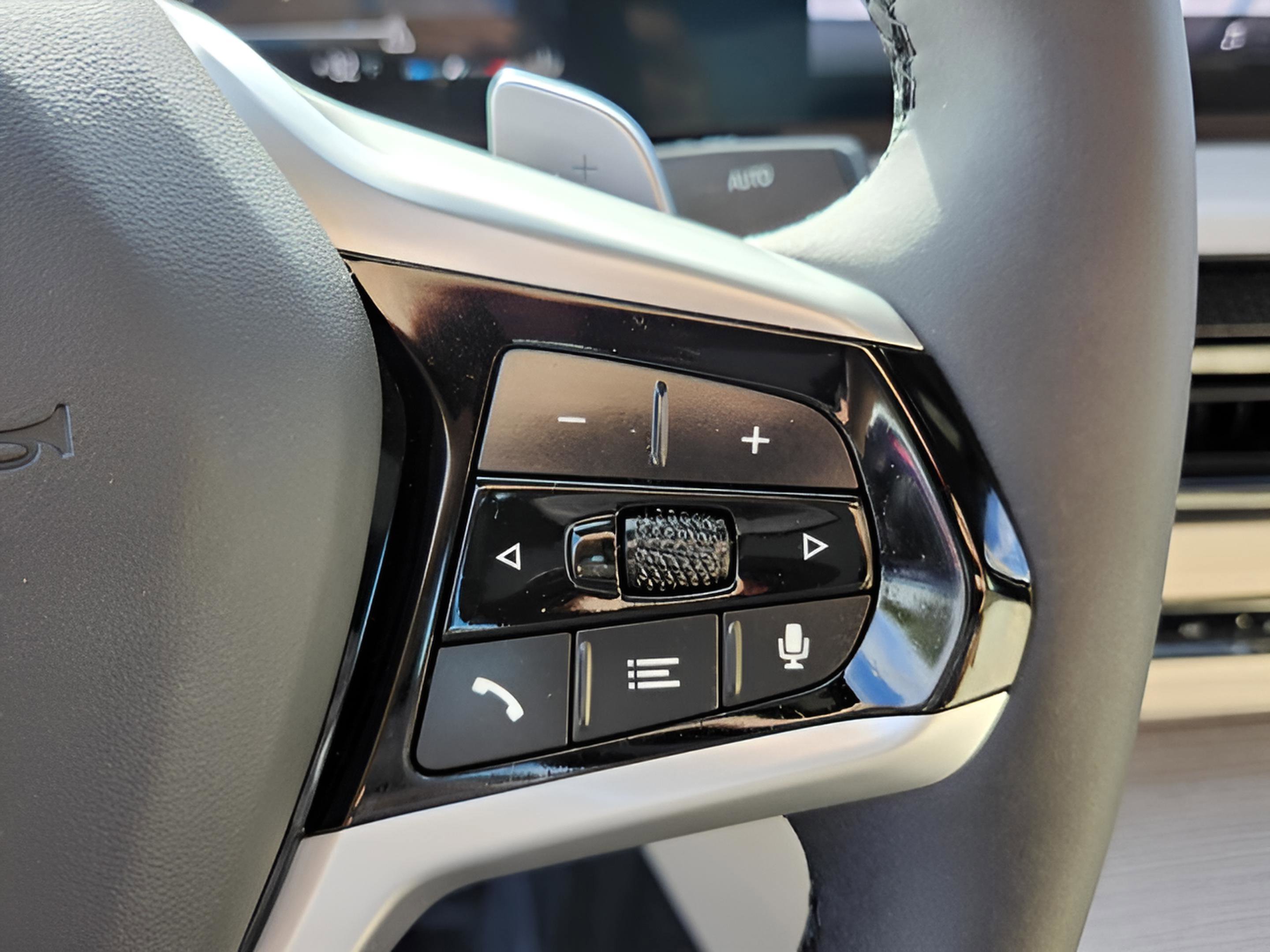 Certified 2025 BMW 330i Sedan w/ Premium Package image 31