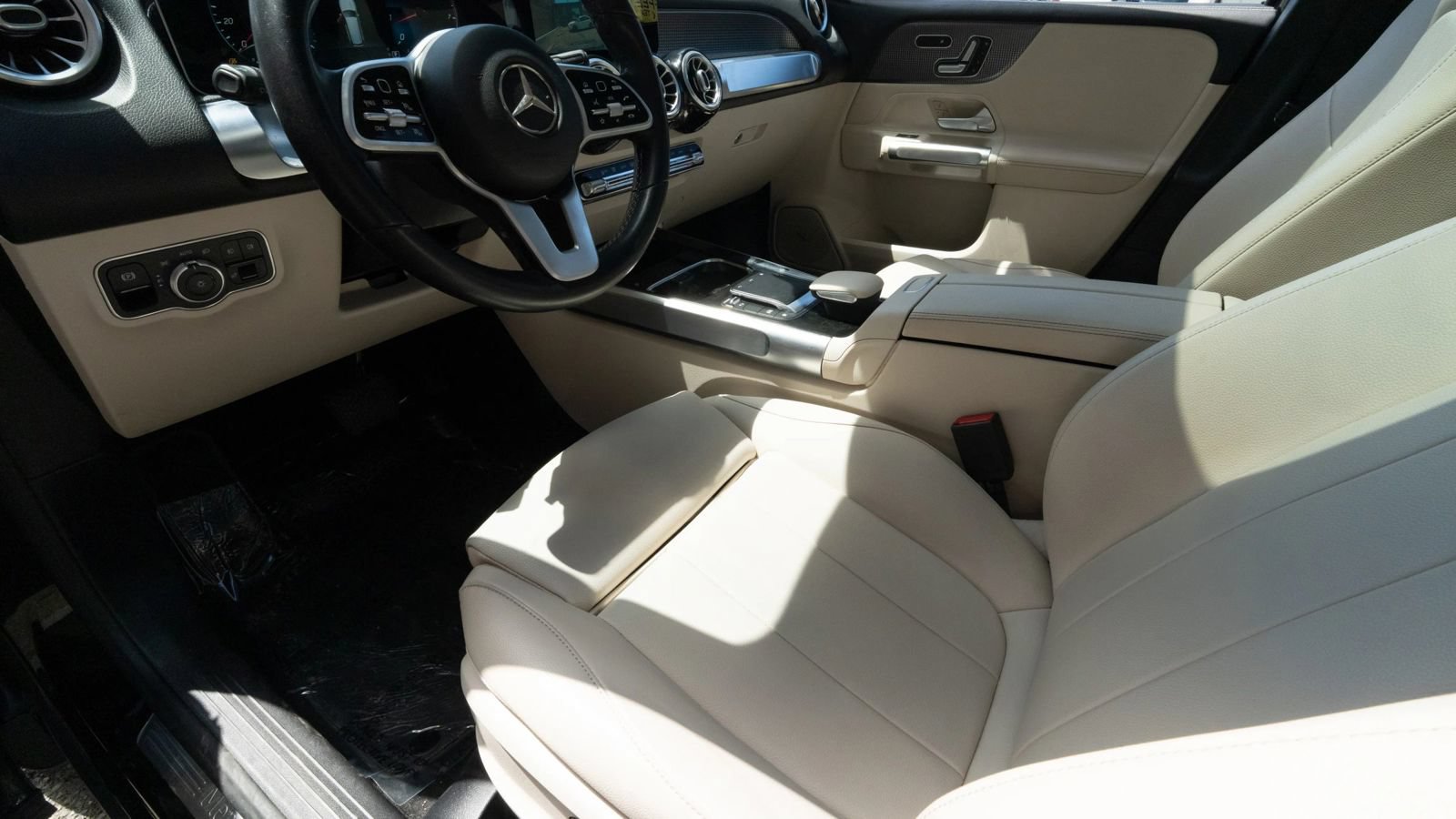 Used 2021 Mercedes-Benz GLB 250 4MATIC w/ Premium Package image 30
