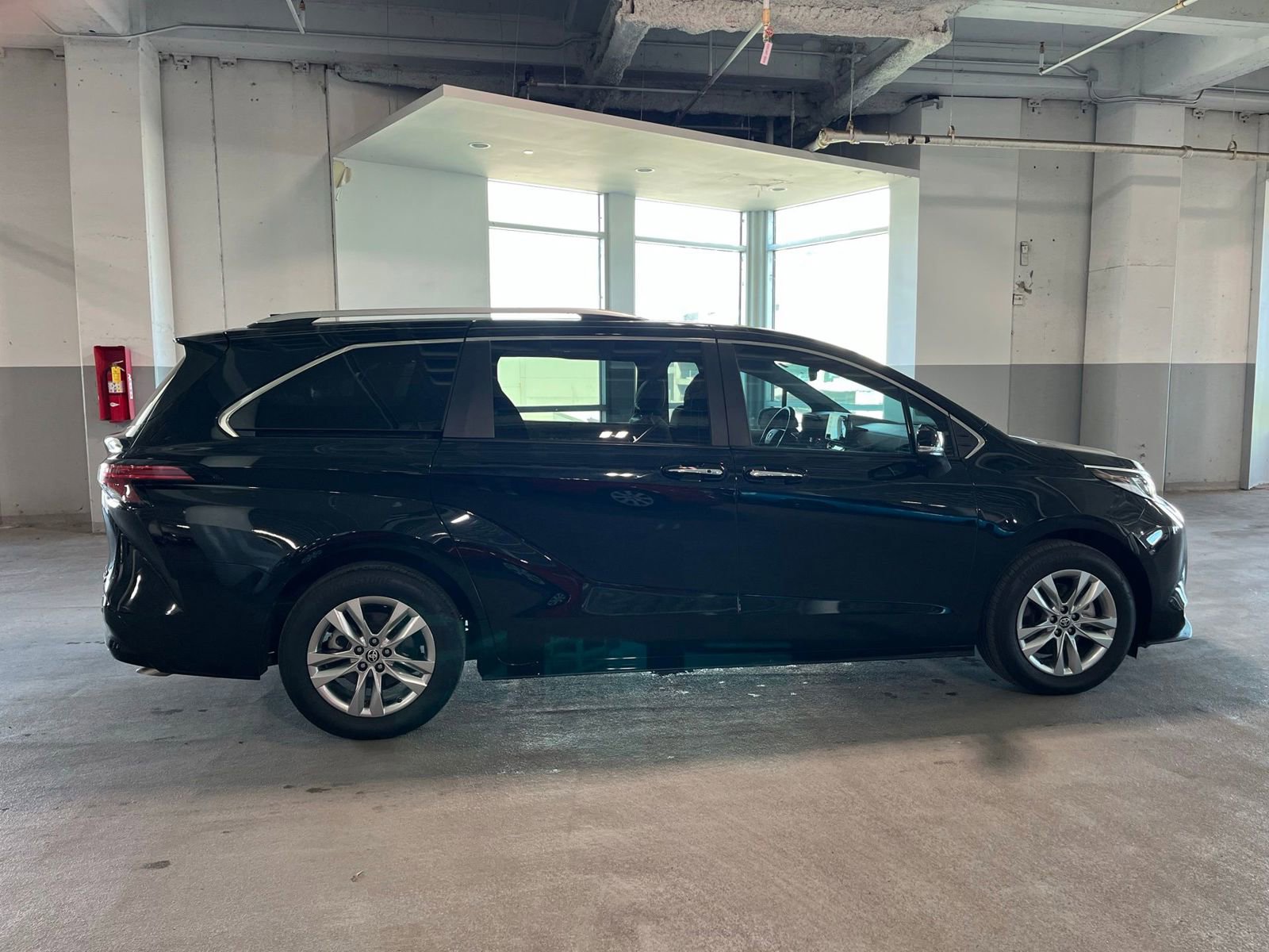 Used 2023 Toyota Sienna Limited FWD image 12