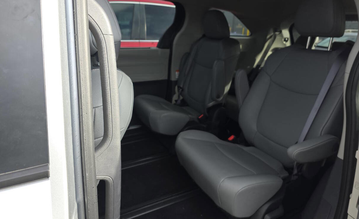 Used 2023 Toyota Sienna XLE image 11