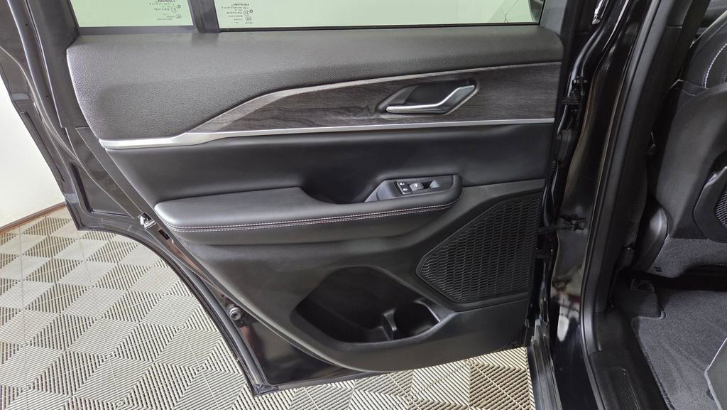 Used 2024 Jeep Grand Cherokee Limited w/ Black Appearance Package AWD/4WD image 32