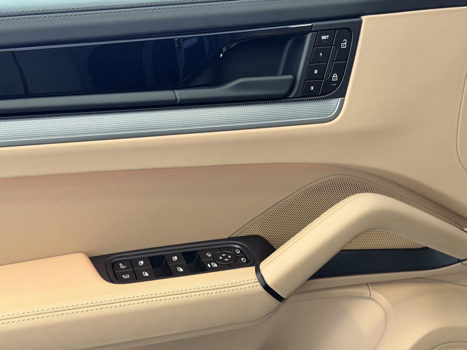 Certified 2025 Porsche Cayenne E-Hybrid image 14