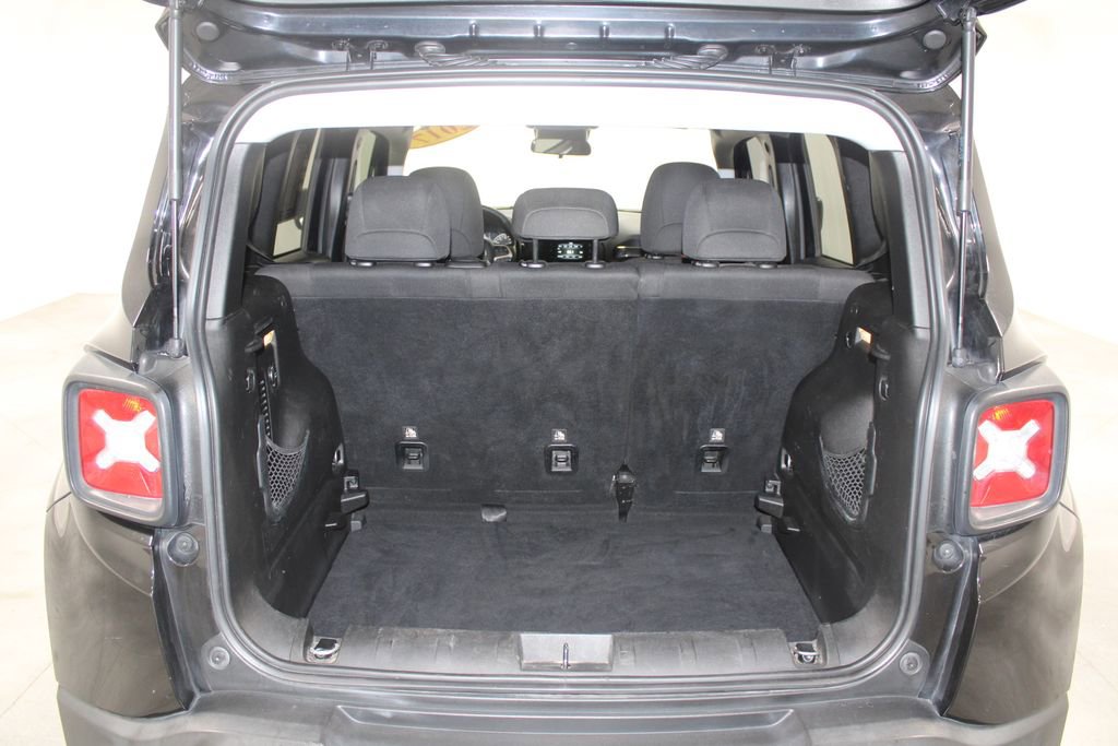 Used 2017 Jeep Renegade Latitude w/ Cold Weather Group image 16