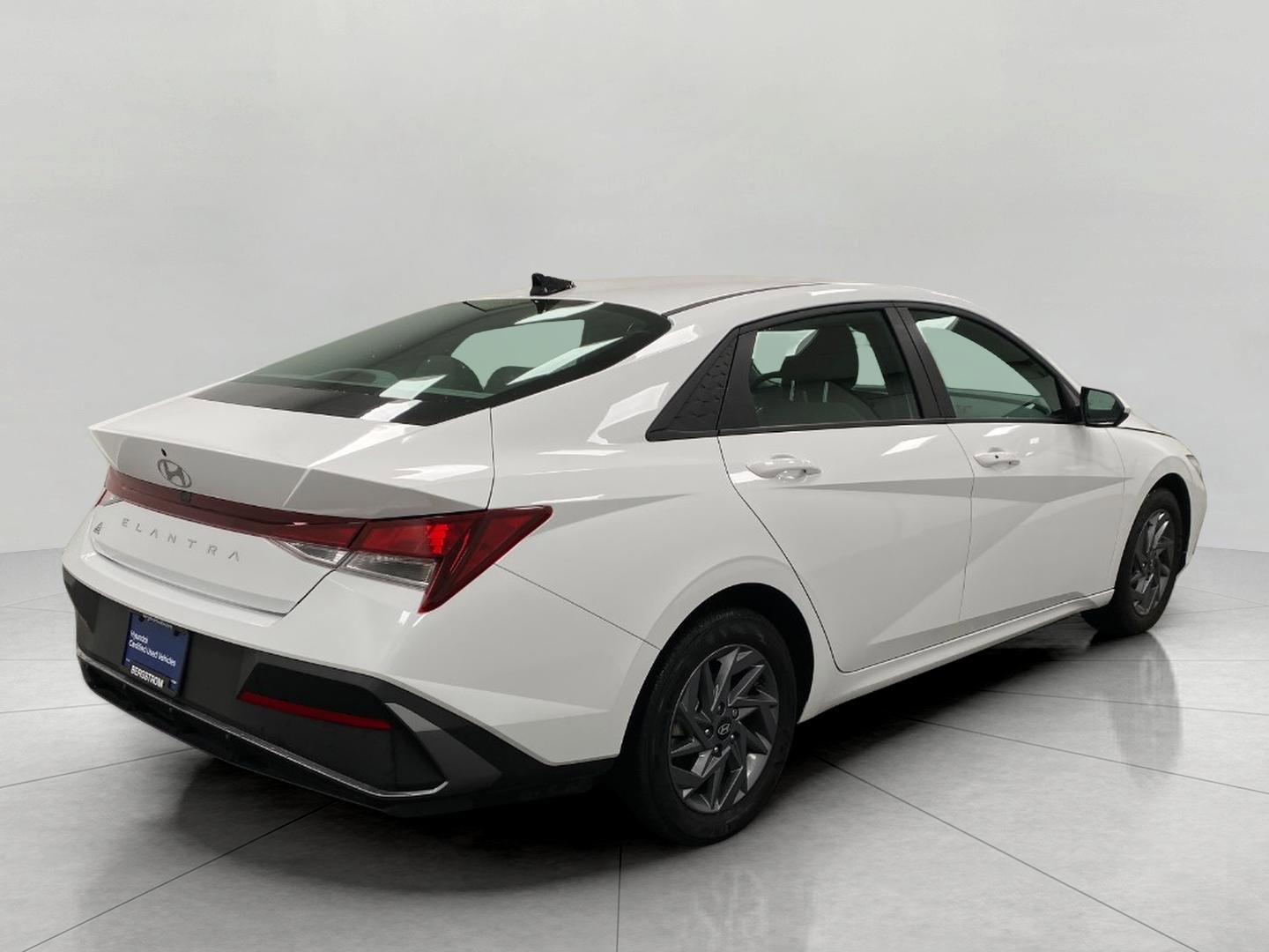 Certified 2024 Hyundai Elantra SEL FWD image 3