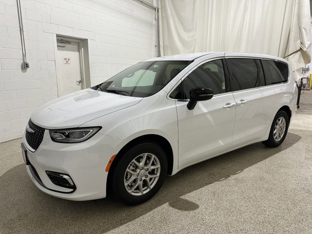 New 2026 Chrysler Pacifica Select