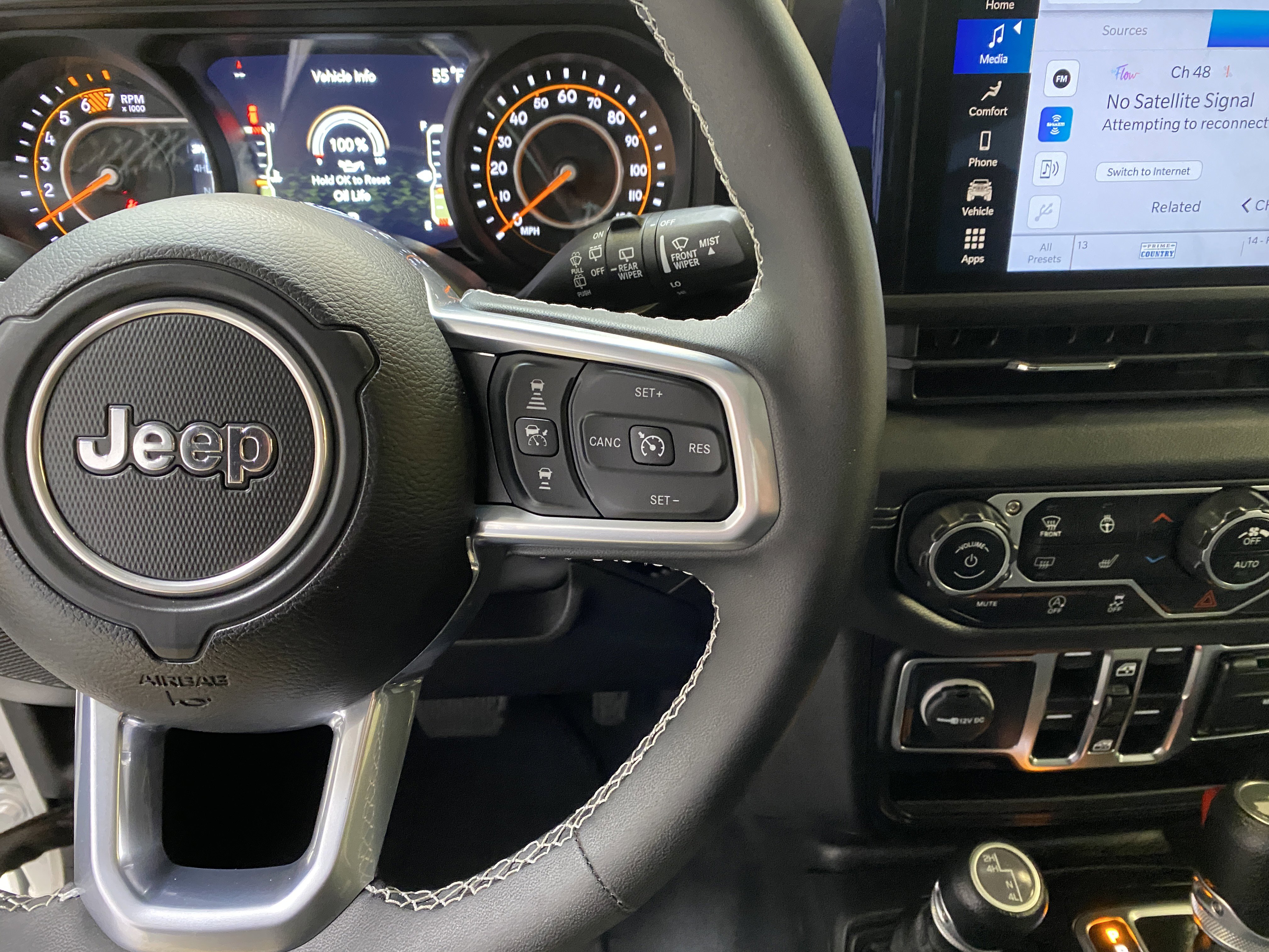 Used 2025 Jeep Wrangler Sahara image 32