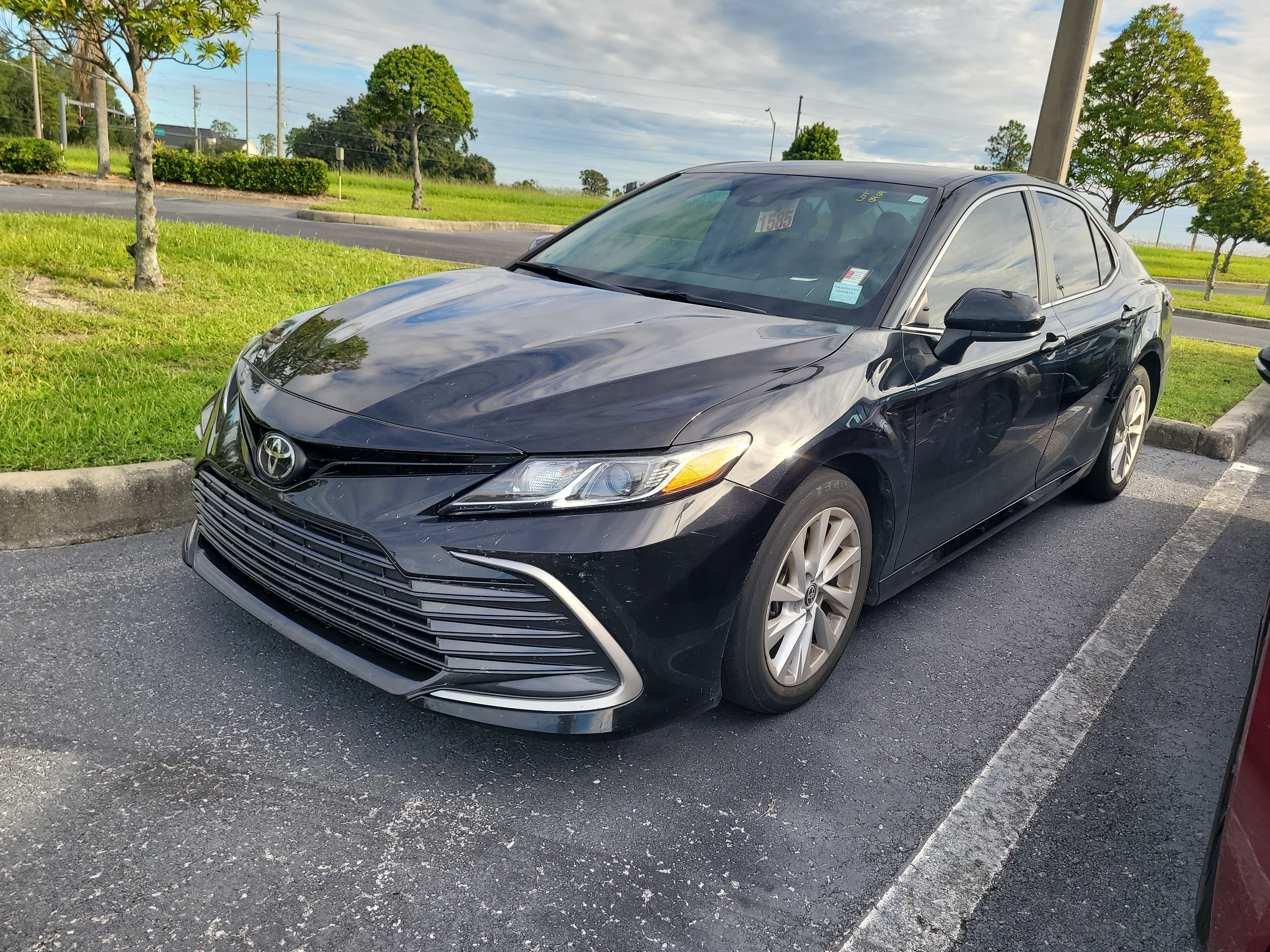 Used 2022 Toyota Camry LE FWD image 3