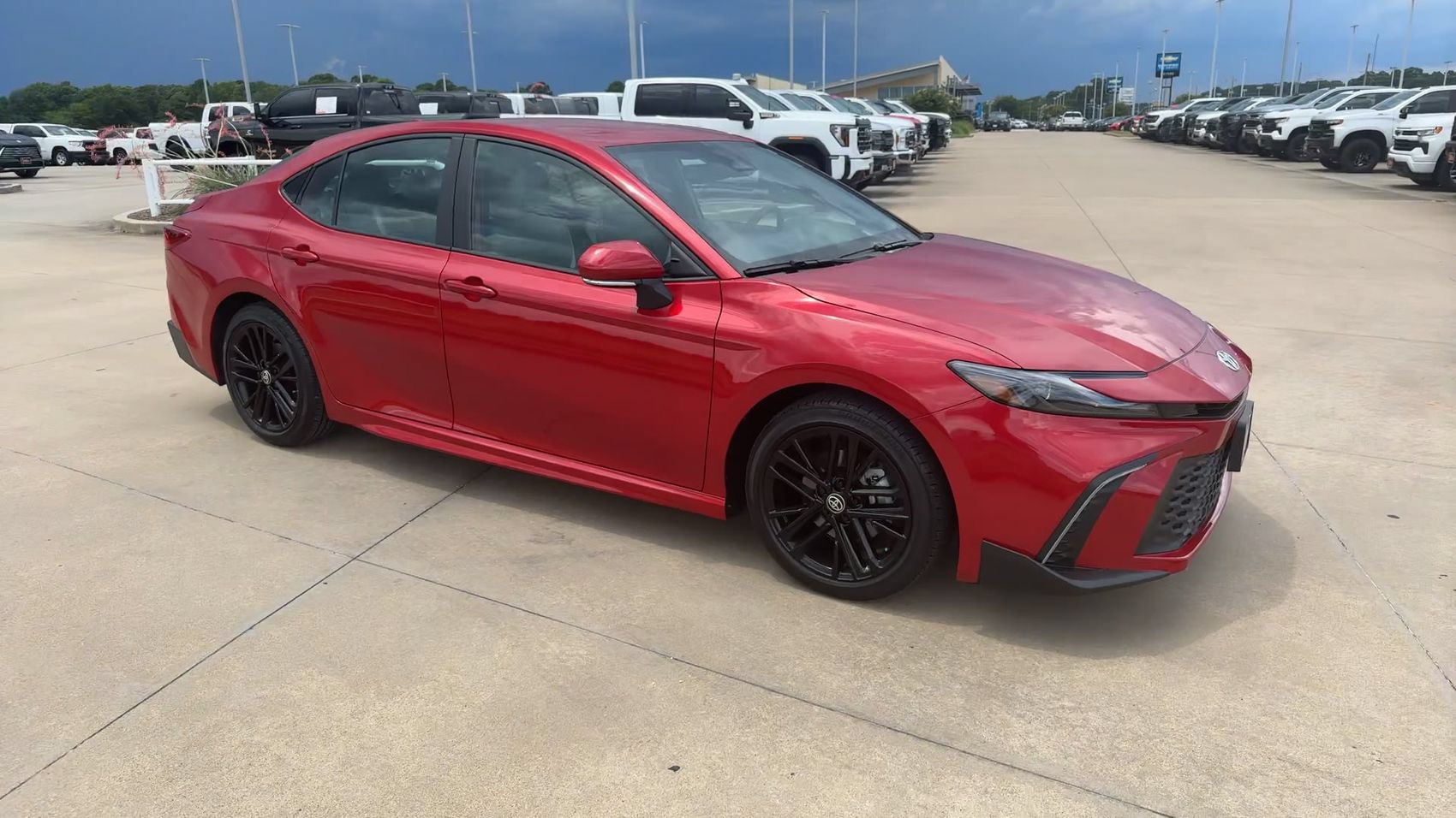 Used 2025 Toyota Camry SE w/ Convenience Package FWD image 3