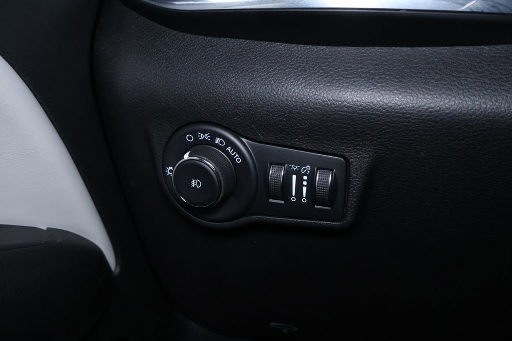 Used 2023 Jeep Compass Limited image 25