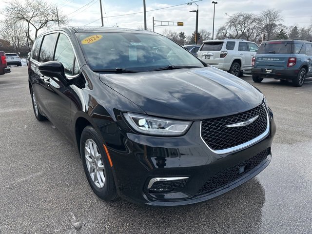 Used 2024 Chrysler Pacifica Touring-L image 4