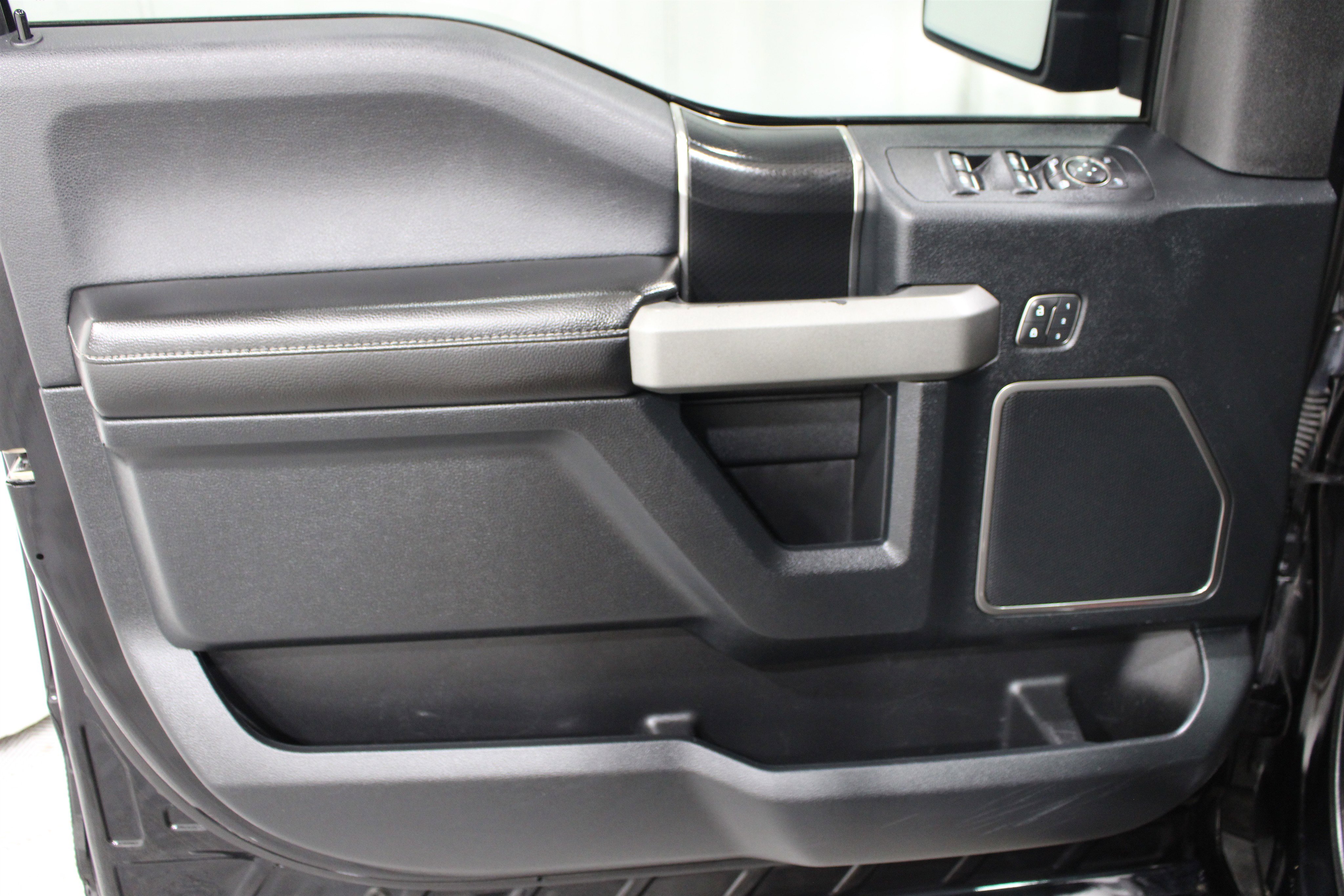 Used 2018 Ford F150 Raptor w/ Equipment Group 802A Luxury image 6