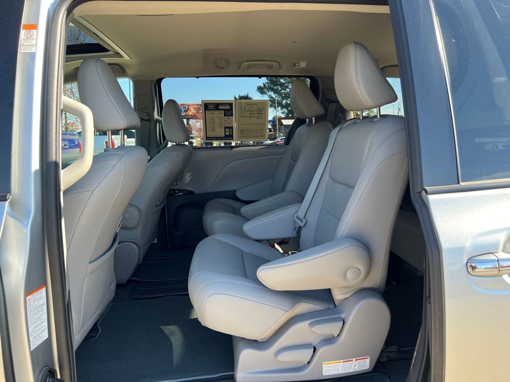 Used 2020 Toyota Sienna XLE w/ XLE Navigation Package image 15