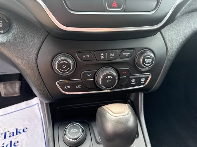 Used 2022 Jeep Cherokee Latitude AWD/4WD image 23