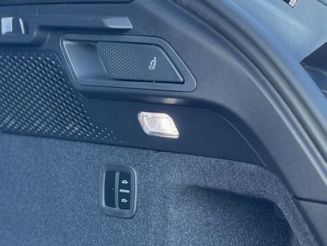 New 2025 Porsche Macan Electric image 40