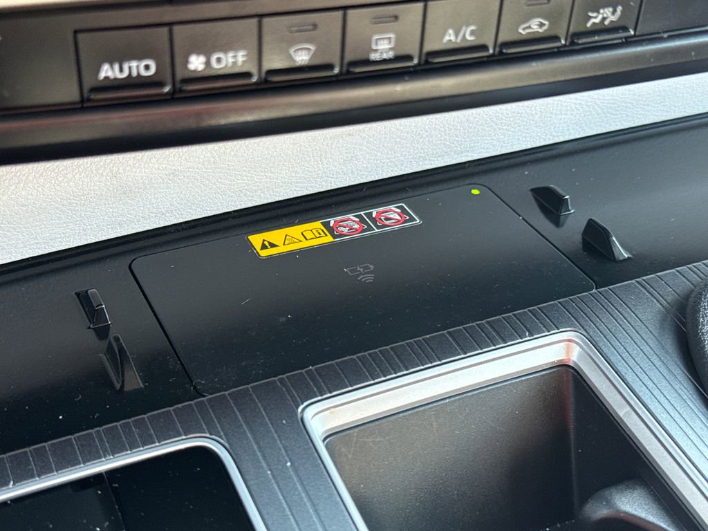 Used 2025 Toyota Sienna LE image 27