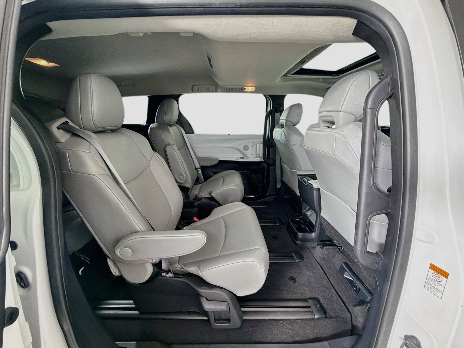 Used 2025 Toyota Sienna XLE w/ XLE Plus Package FWD image 31
