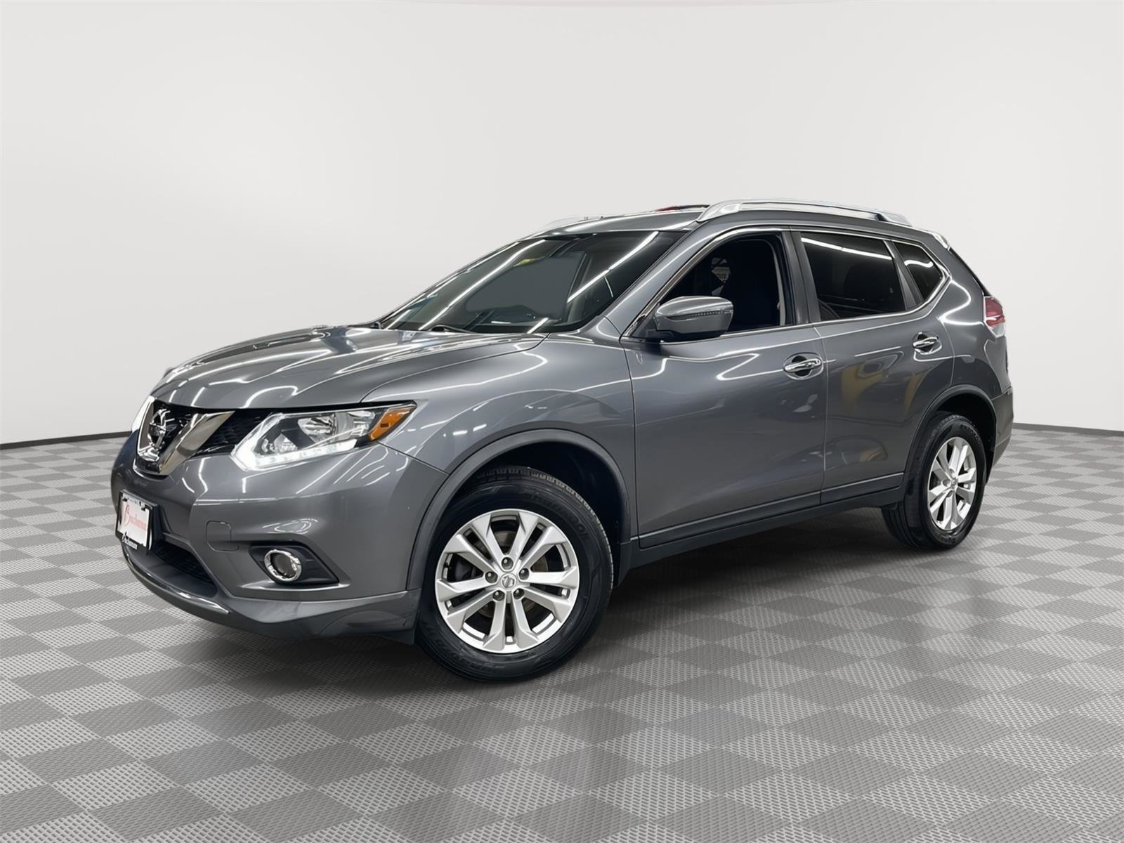 Used 2016 Nissan Rogue SV image 3