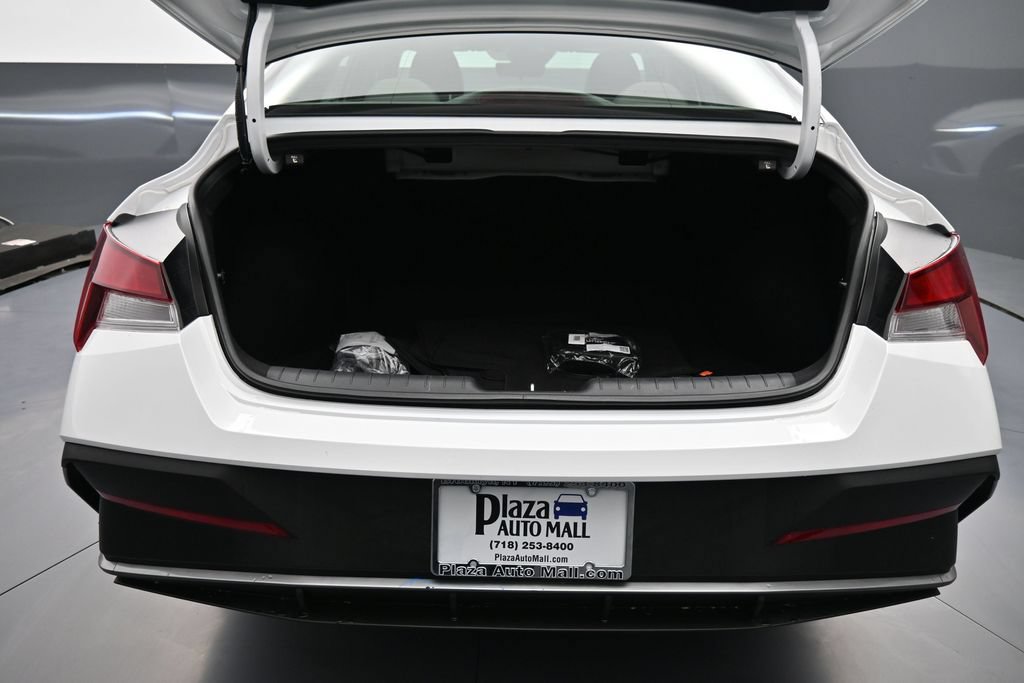 Certified 2025 Hyundai Elantra SE w/ Cargo Package FWD image 21