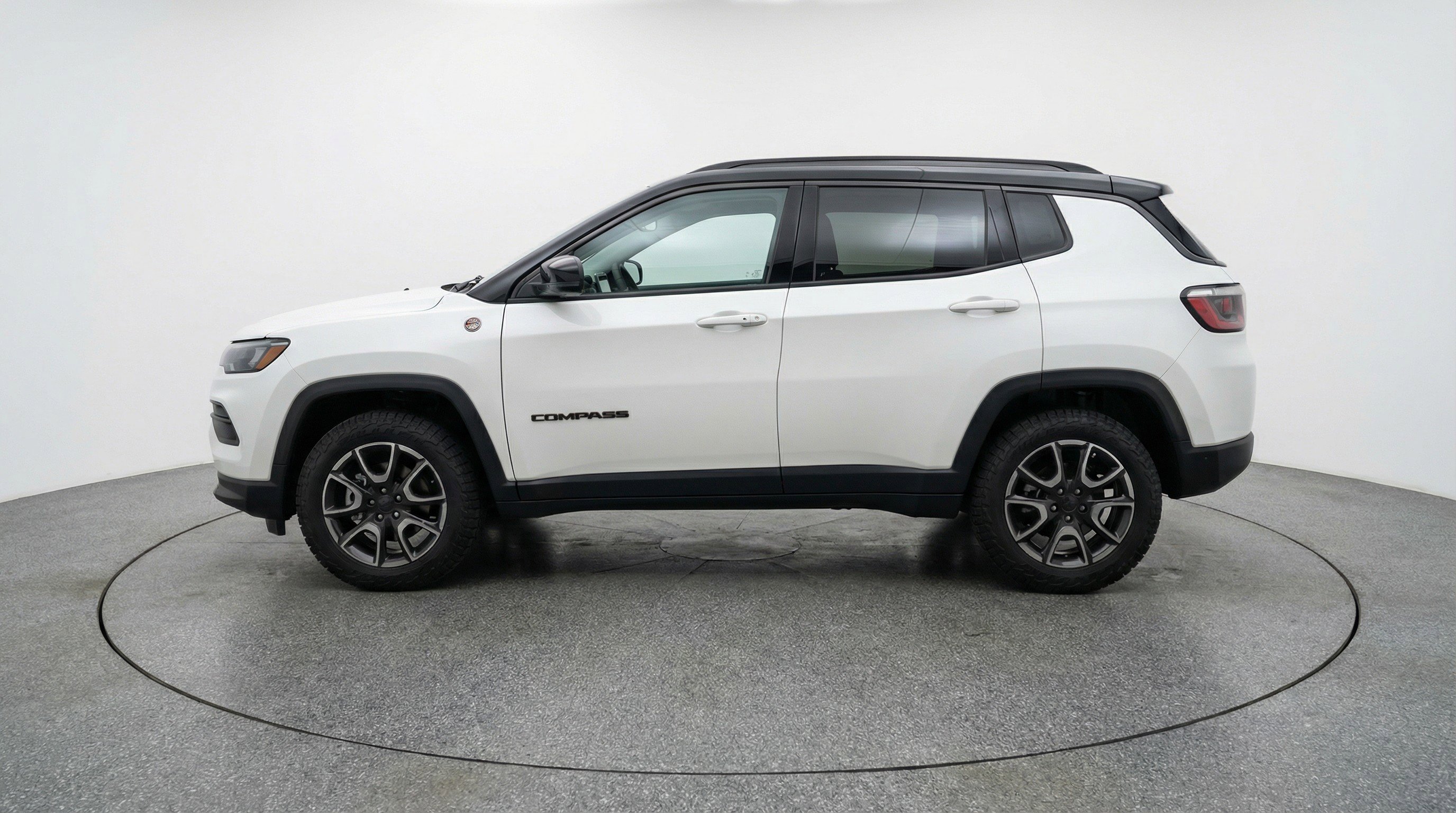 Used 2025 Jeep Compass Trailhawk image 5