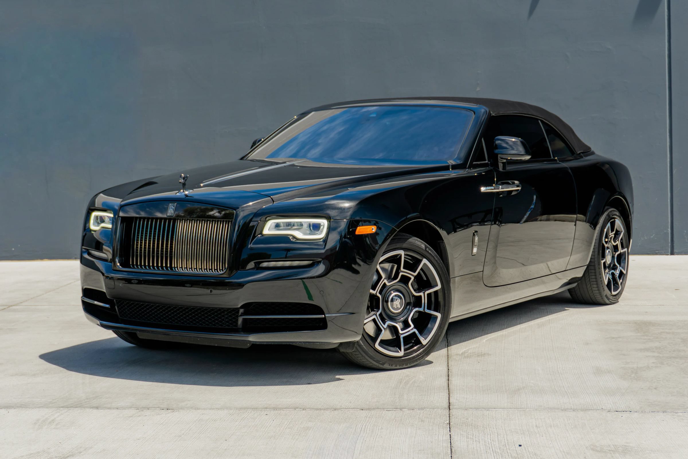 Used 2018 Rolls-Royce Dawn RWD image 3