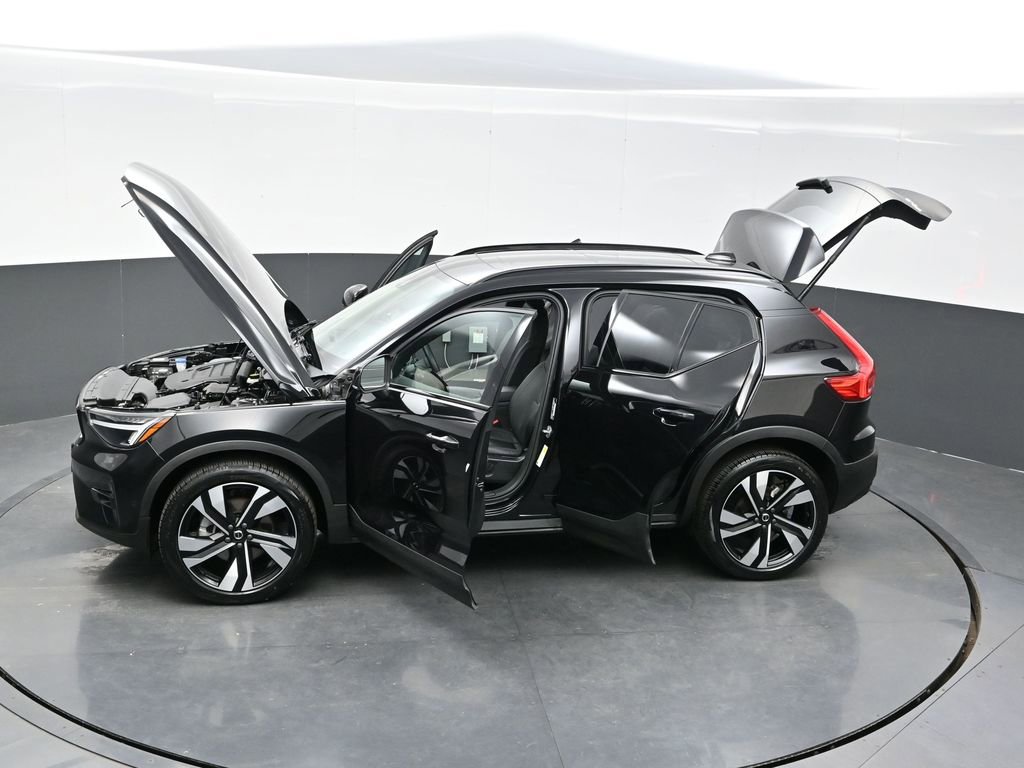 Used 2025 Volvo XC40 B5 Plus image 38