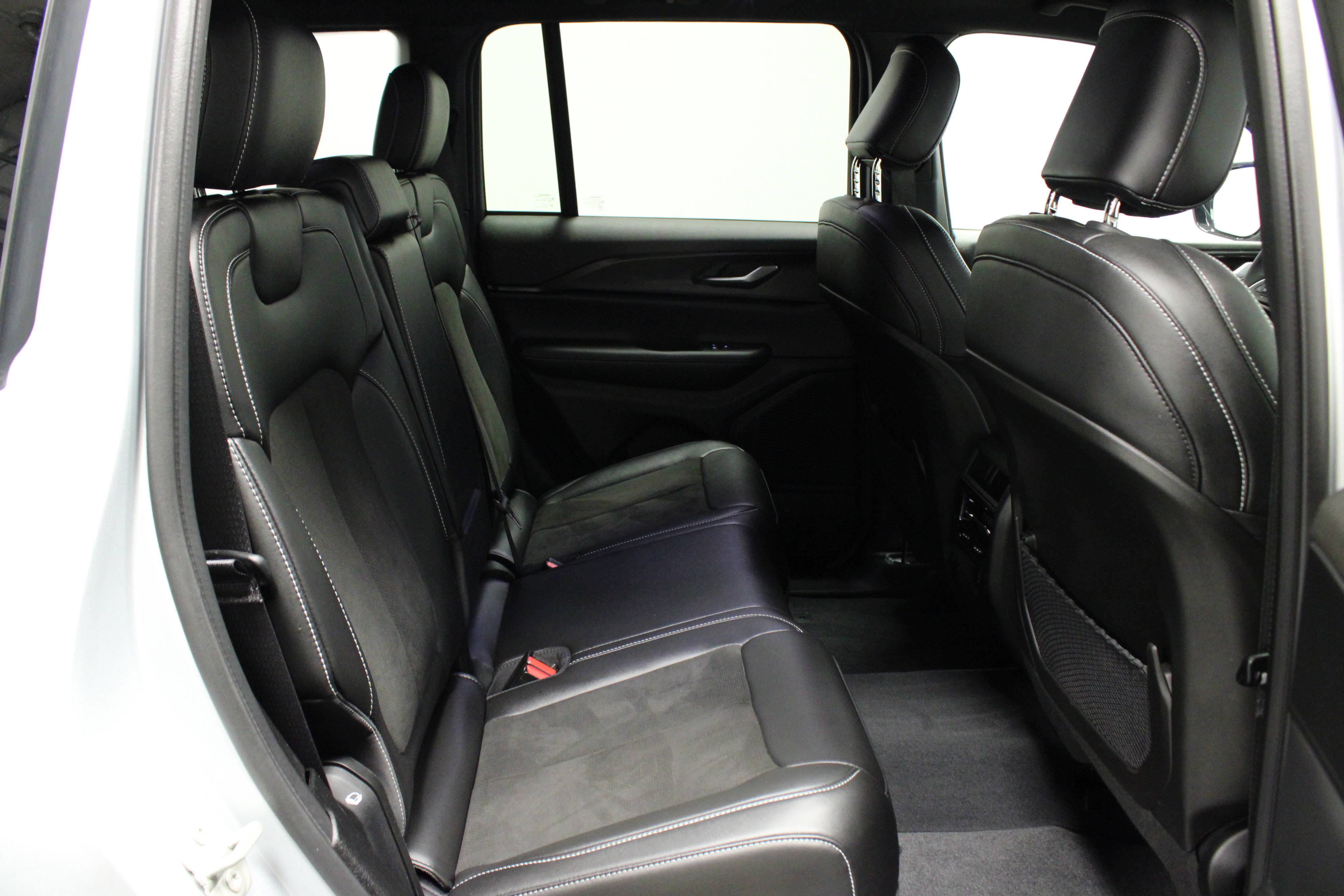 Used 2023 Jeep Grand Cherokee Altitude image 15