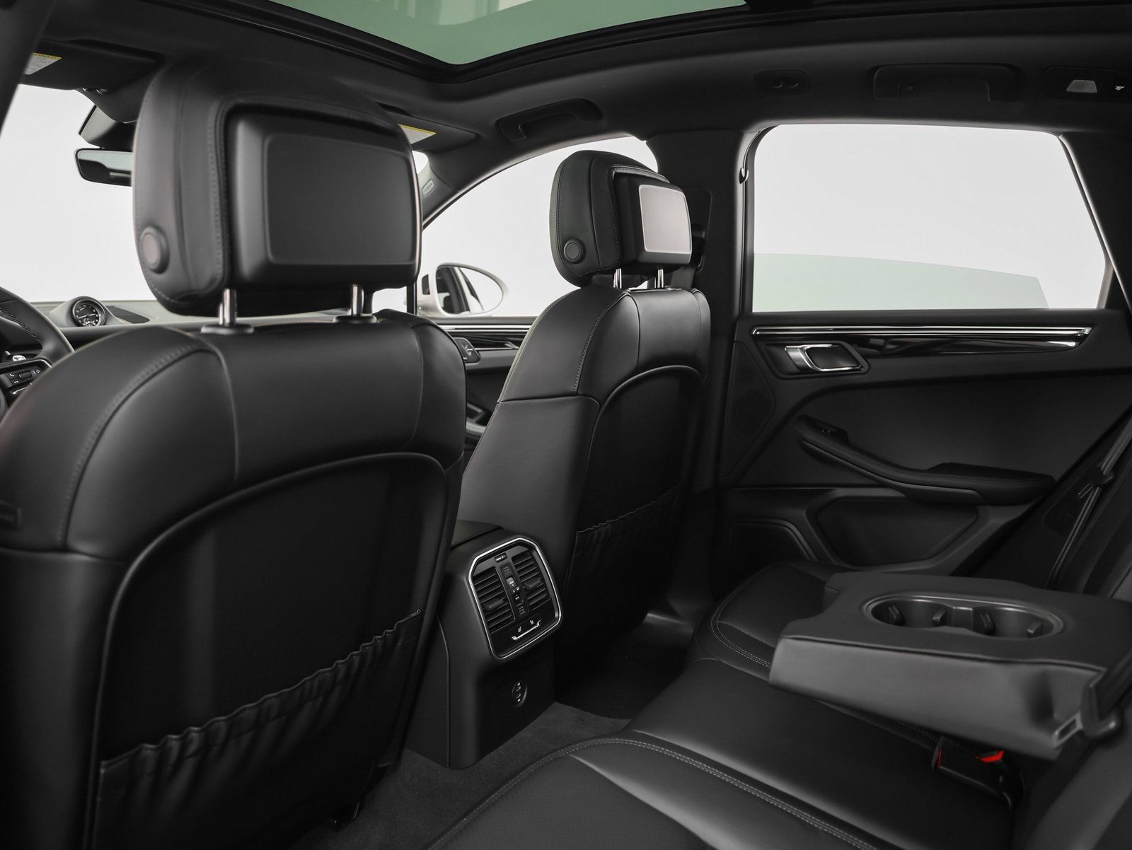 Certified 2026 Porsche Macan AWD/4WD image 37