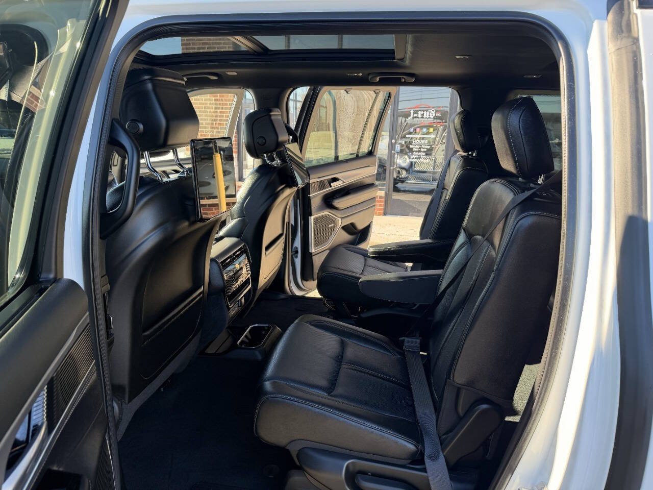 Used 2024 Jeep Wagoneer L Series II w/ Convenience Group I image 32