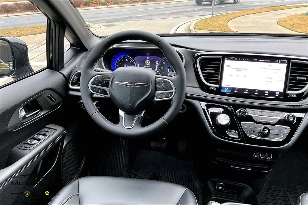 Used 2025 Chrysler Pacifica Select image 7