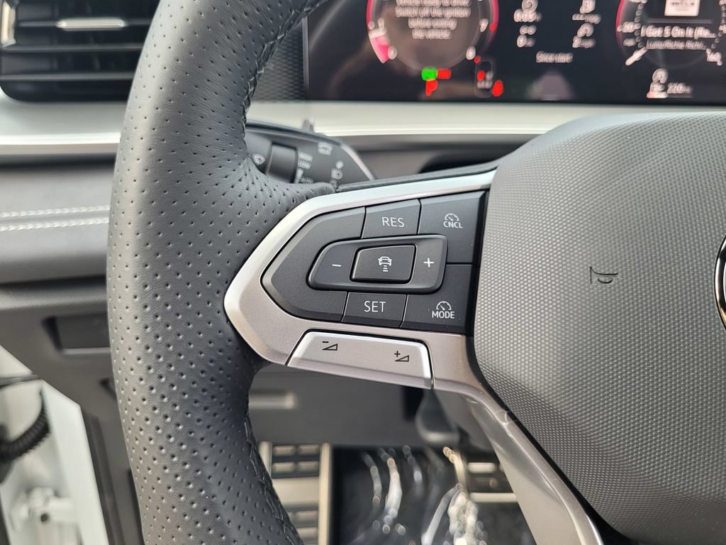New 2026 Volkswagen Tiguan SE R-Line FWD image 21